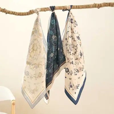 白磁青花草花文偏瓶 シルクスカーフ 国立全州博物館特化商品