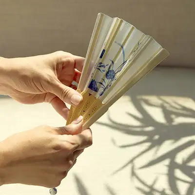 ファブリック扇（白磁青花草花文）