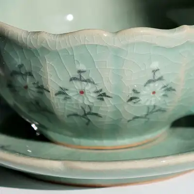 青瓷象嵌菊花纹咖啡杯<2025 Muz 竞赛入选作品>