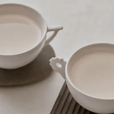 白磁ヤンイ杯セット<新しい国 新しい美術：朝鮮前期美術大展>展示
