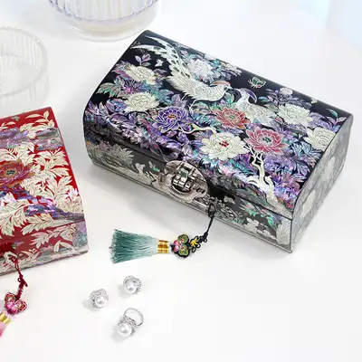 螺鈿漆器 コリア 洗練されたデザインの金鶏牡丹 貝細工ジュエリーボックス 24センチ (チャン・テボク作品)