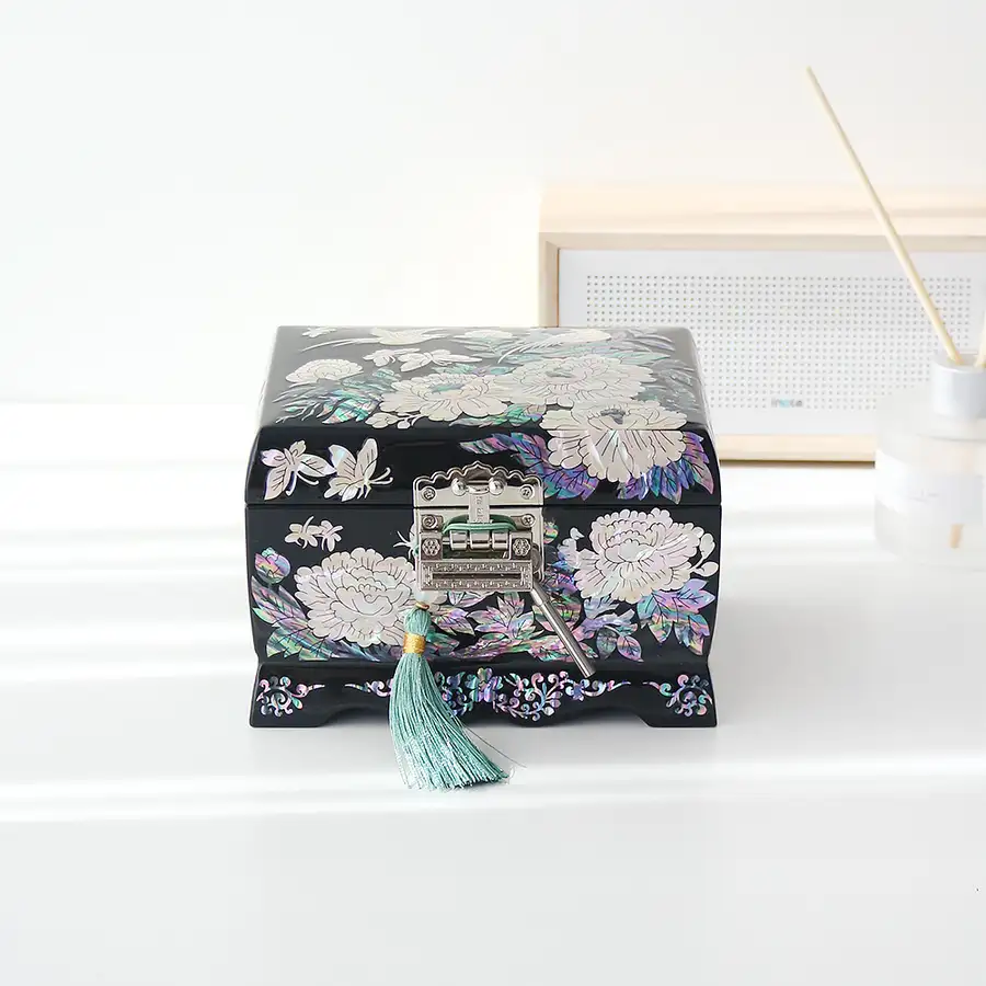 螺鈿漆器 韓國 傳統文化之美 螺鈿漆器蝴蝶牡丹滾筒珠寶盒 黑色 16公分 — 1