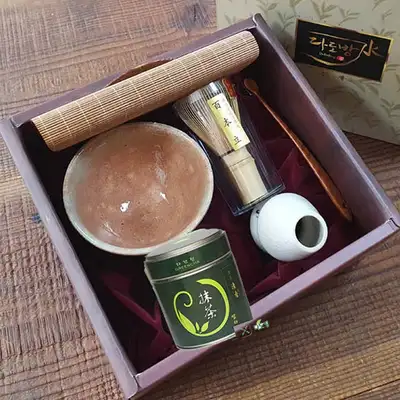 Matcha 6-Piece 2020 Gift Set / Matcha / Matcha Whisk 100 Pieces / Matcha Scoop / Tea Bowl / Whisk Holder / Tea Mat