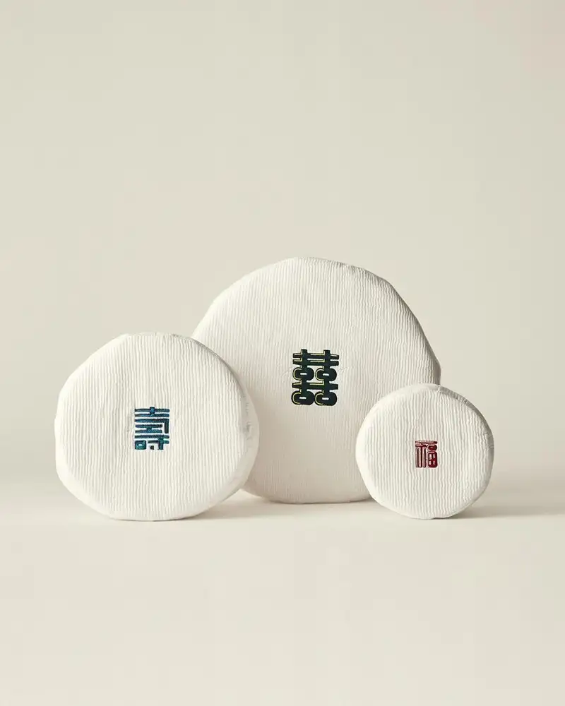 Hee Soo Bok Tag Gift Set - Hee Soo Bok Embroidered Round Quilted Box — 1