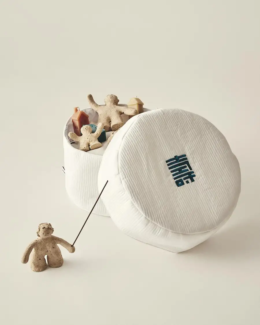 Hee Soo Bok Tag Gift Set - Hee Soo Bok Embroidered Round Quilted Box — 4