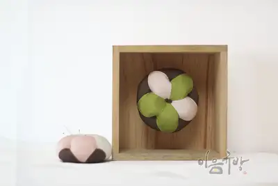 Circular Needle Cushion (Symmetrical) [Flower Bud Needle Cushion]