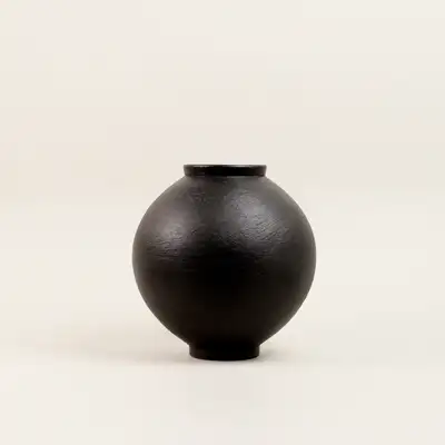 黒釉月瓶(中)