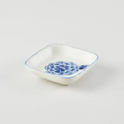 白磁青花牡丹模様小皿
