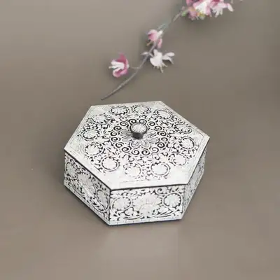 イジョ 蓮花唐草 アクセサリーボックス(黒色)
