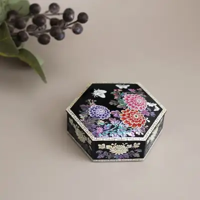 螺鈿花蝶六角函