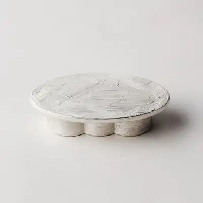 银色椭圆形餐桌