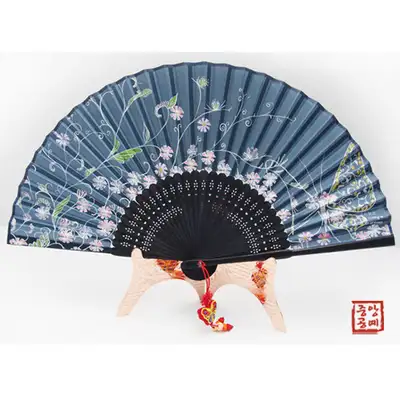シルク扇-コスモス蝶の羽(紺色)結び紐+扇袋付き