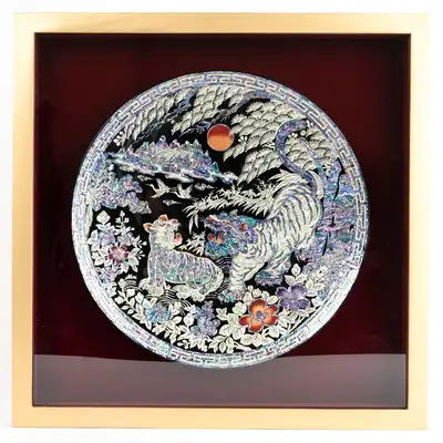 Premium Mother-of-Pearl Round Tray Frame (Tiger) - Work by Kim Gil-su