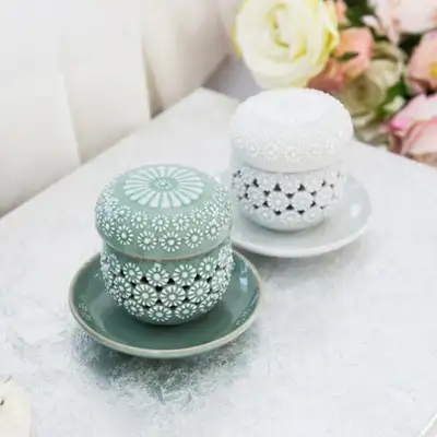 青磁・白磁 二重透彫 菊花文 茶器セット-キム・ヨンスの作品（2個組）
