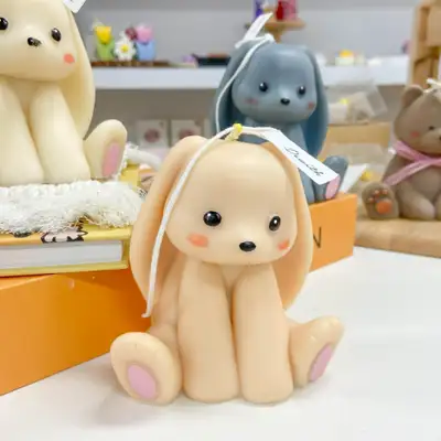 [デュウィド]座っているウサギキャンドル