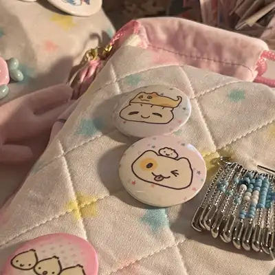 ハッピーストフルフィショップ 猫まんじゅう ピンバッジ 2type