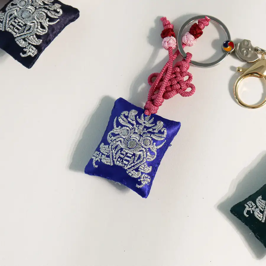 伝統文様刺繍キーホルダー&バッグチャーム — 4