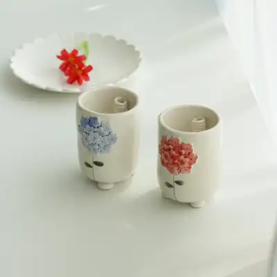 盘绕花朵陶瓷花瓶
