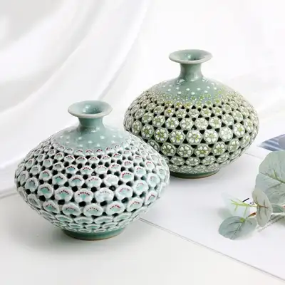 都城青瓷梨花/梅花透雕笔筒（中）14厘米