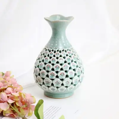 도성青瓷梅花纹透雕花瓶 19厘米