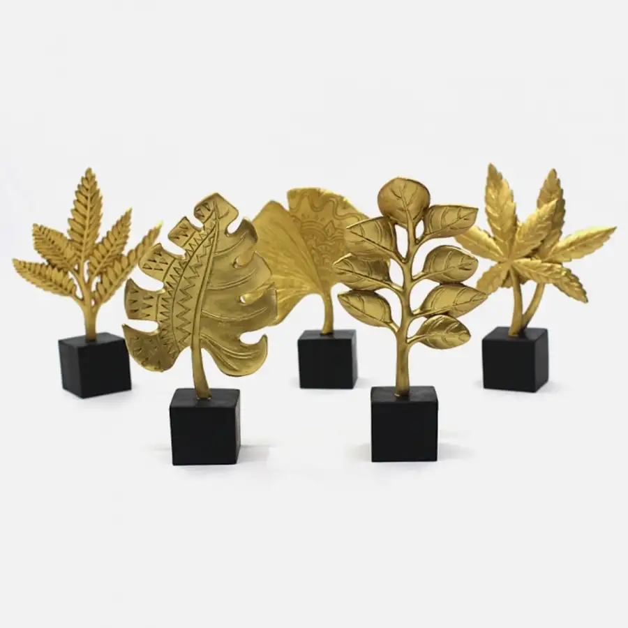 金色树叶装饰品 — 2