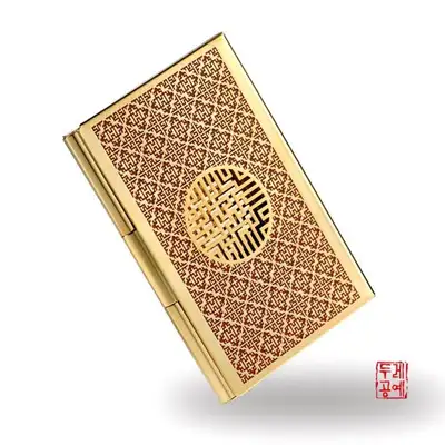 完字文透かし彫り円形金属名刺入れ[赤]