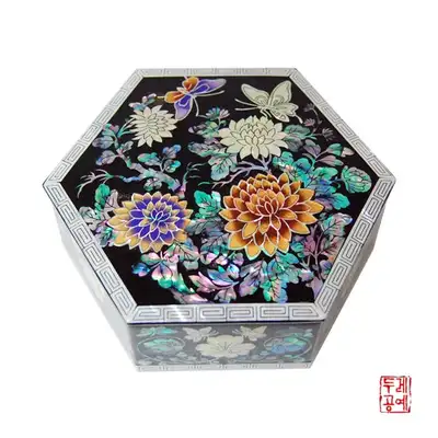 菊とチョウ柄六角形多用途箱 [ブラック]