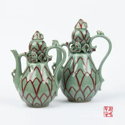 青磁銅画蓮花文注器