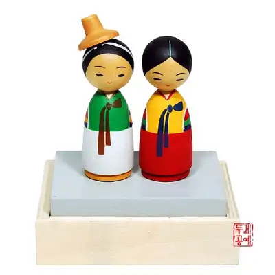木彫り人形（方子と香段）