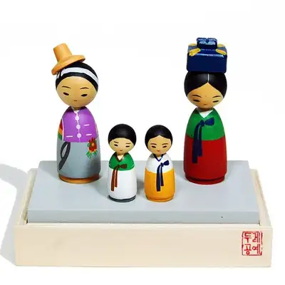 木彫人形（市場への道）